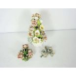 A box containing a large assortment of Capodimonte decorative flowers and centrepieces (a lot)