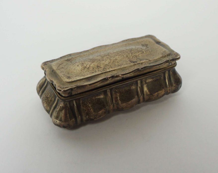 A small silver pin box, Birmingham 1902, 9 cm long; together with a Continental silver pin box, - Image 4 of 8