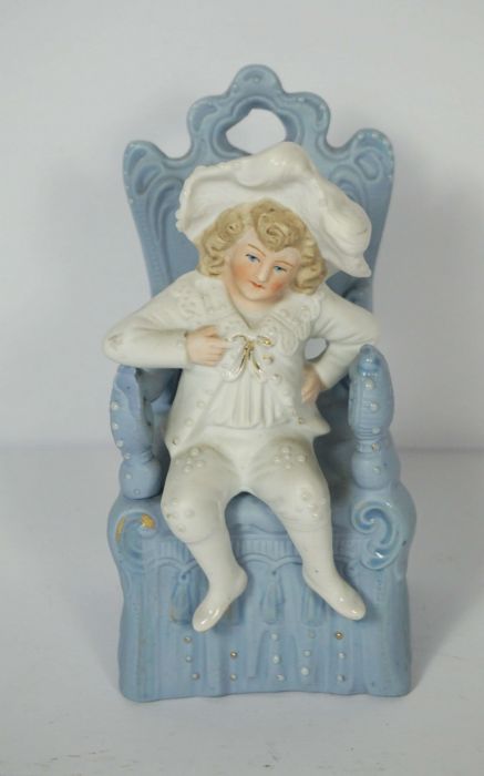 A quantity of decorative ceramics, including a fine Moore Bros table centrepiece with putti - Image 3 of 6