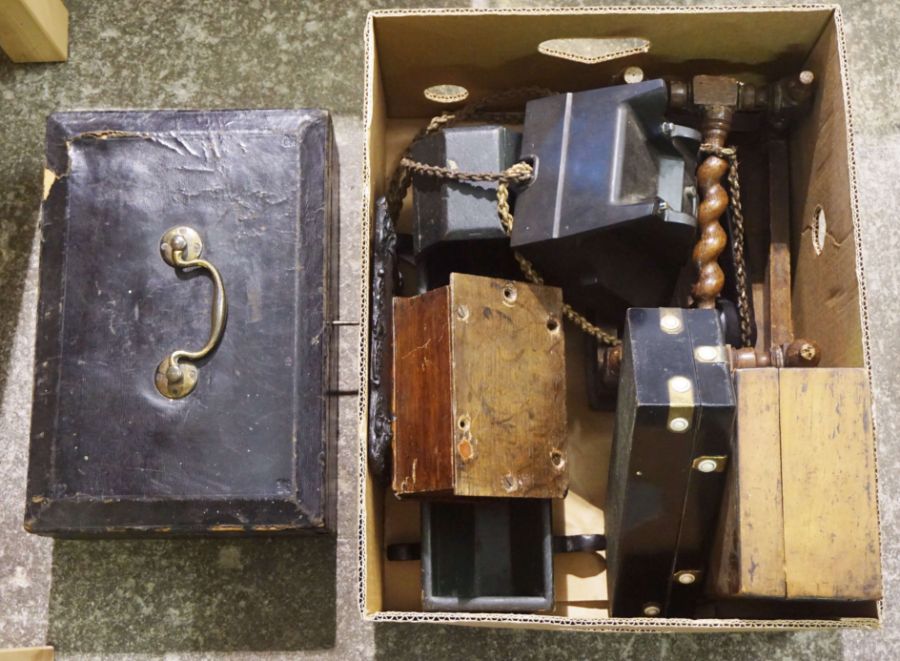 A quantity of ephemera, including a vintage telephone, assorted small boxes and a correspondence - Image 2 of 5