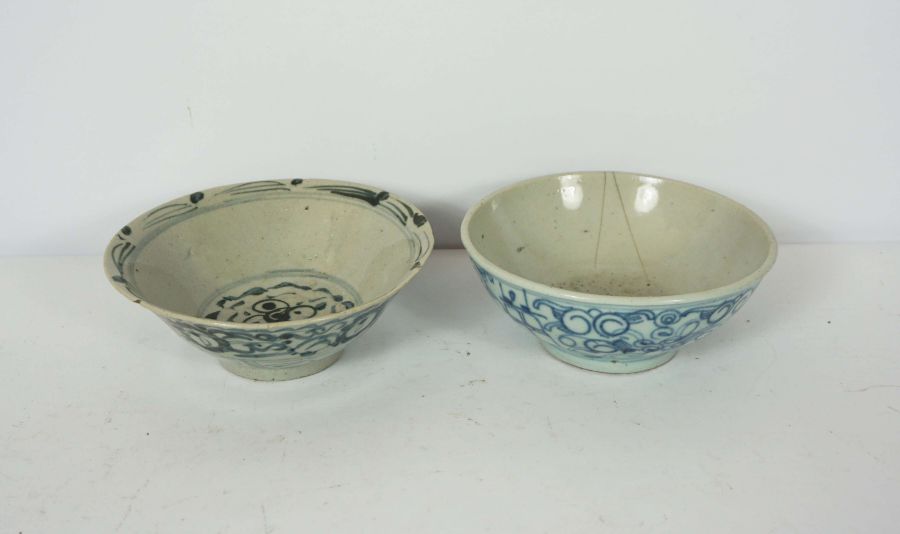 A group of oriental ceramics, including a small bullet form blue and white teapot, two bowls, and - Image 3 of 5