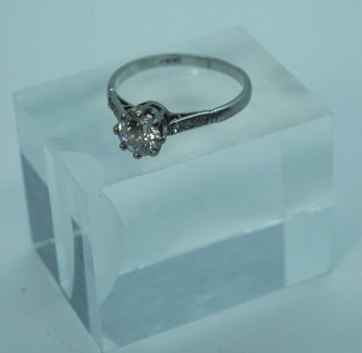 A diamond and platinum set engagement ring, the brilliant cut central diamond (approx 1.07 - Image 4 of 4