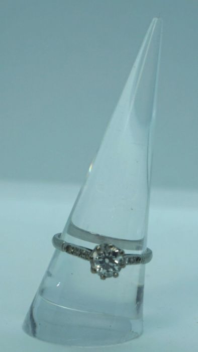 A diamond and platinum set engagement ring, the brilliant cut central diamond (approx 1.07 - Image 3 of 4