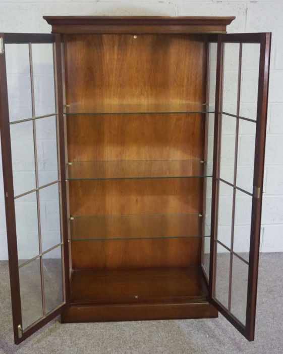 A modern mahogany china display cabinet, with two glazed panelled doors and glass shelves - Image 3 of 3