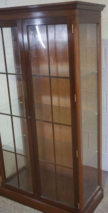 A modern mahogany china display cabinet, with two glazed panelled doors and glass shelves - Image 2 of 3