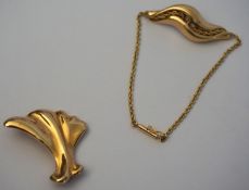 A 14 carat gold chain bangle with integral double wave pendent; together with a 14 carat gold brooch