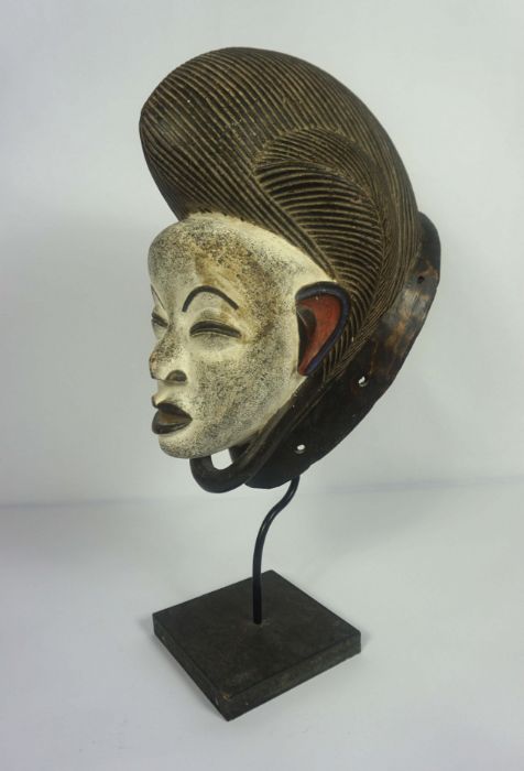 An African tribal carved and painted mask, with ornate hairpiece and white painted face and red - Image 5 of 6