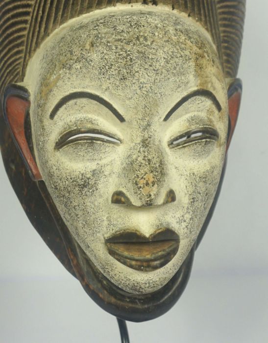 An African tribal carved and painted mask, with ornate hairpiece and white painted face and red - Image 3 of 6