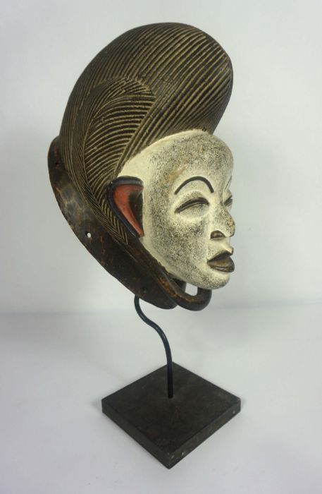 An African tribal carved and painted mask, with ornate hairpiece and white painted face and red - Image 4 of 6
