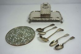 An Edwardian silver inkstand, hallmarked Sheffield 1911, set with a silver topped ink bottle on a