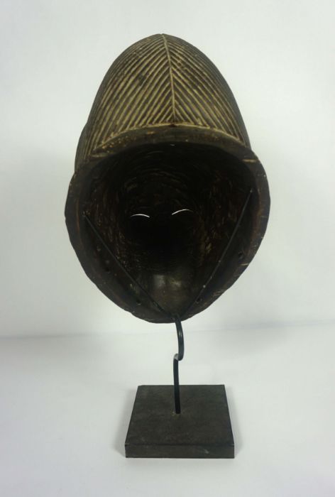 An African tribal carved and painted mask, with ornate hairpiece and white painted face and red - Image 6 of 6
