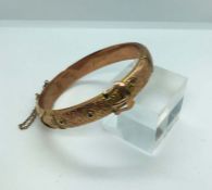 A gold bangle, hallmarked Birmingham, 9 carat gold,early 20th century, with articulated hinge and