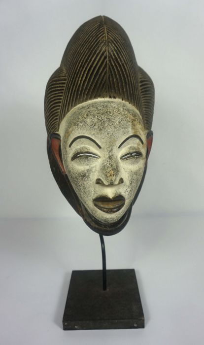 An African tribal carved and painted mask, with ornate hairpiece and white painted face and red - Image 2 of 6