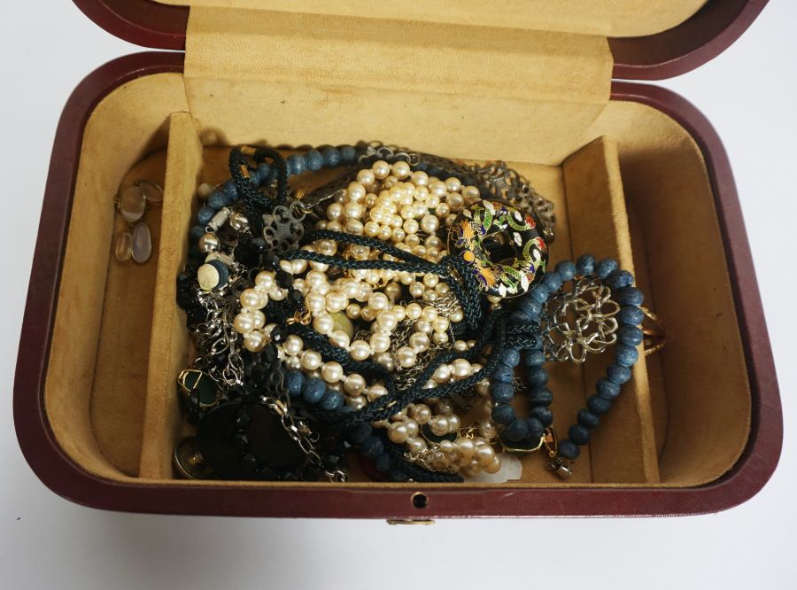 An assortment of costume jewellery, including bead necklaces, brooches, earrings and other related - Image 4 of 5