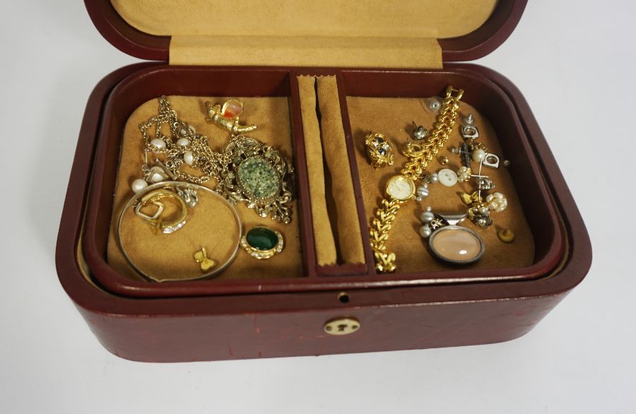 An assortment of costume jewellery, including bead necklaces, brooches, earrings and other related - Image 2 of 5