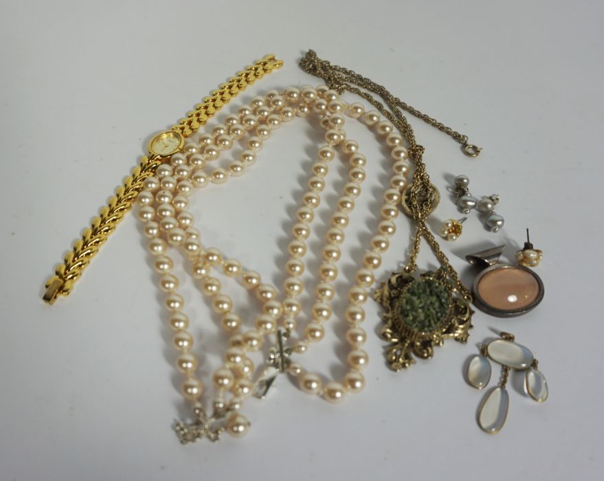 An assortment of costume jewellery, including bead necklaces, brooches, earrings and other related - Image 5 of 5
