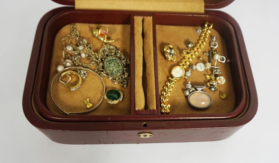 An assortment of costume jewellery, including bead necklaces, brooches, earrings and other related - Image 3 of 5