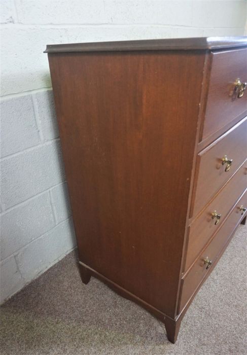 A modern beech dresser, 20th century, with three drawers and two cabinet doors, 100cm high, 188cm - Bild 14 aus 17