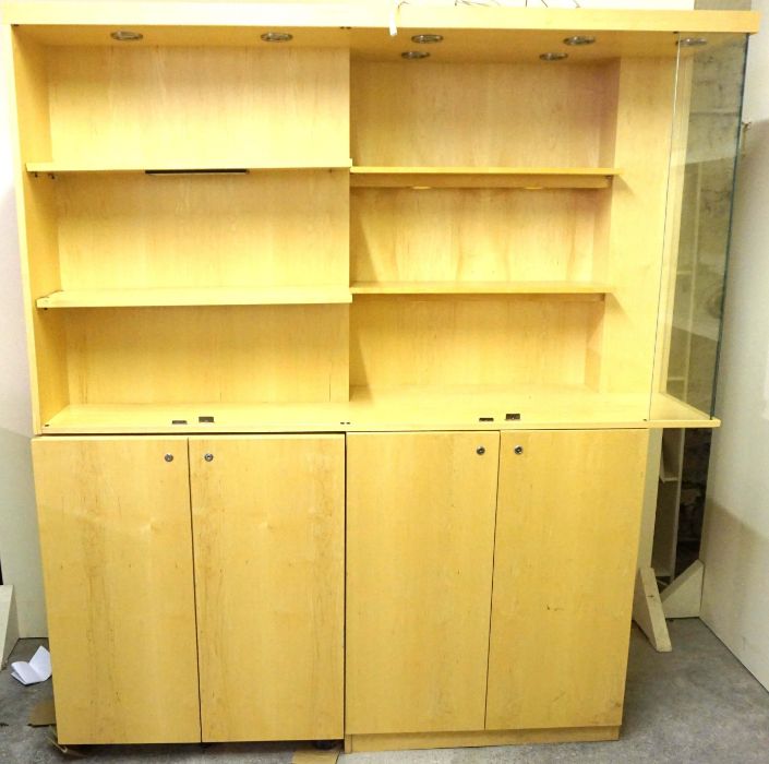 A large modular cherry veneered shop display cabinet, with glazed top, shelving and a base with - Bild 3 aus 7