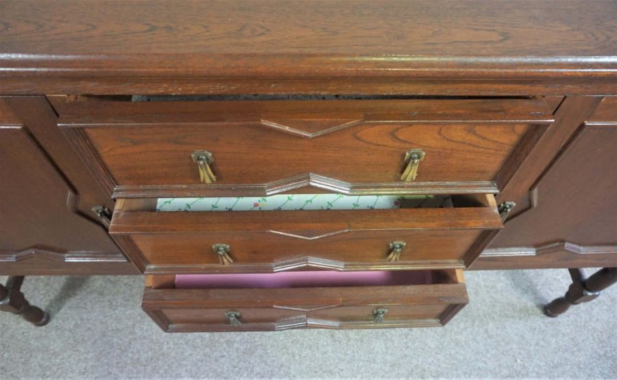 A modern beech dresser, 20th century, with three drawers and two cabinet doors, 100cm high, 188cm - Bild 4 aus 17