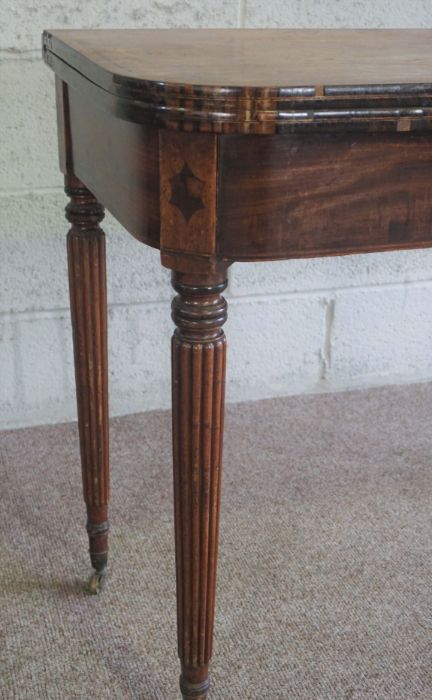 A Regency mahogany tea table, circa 1820, with rounded rectangular fold over top and set on four - Bild 2 aus 7