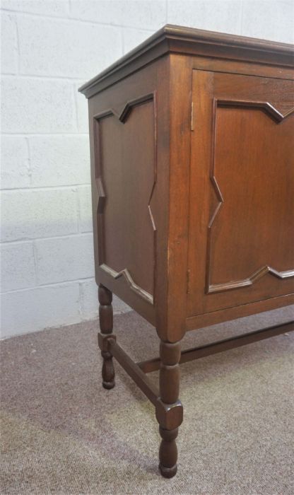 A modern beech dresser, 20th century, with three drawers and two cabinet doors, 100cm high, 188cm - Bild 3 aus 17