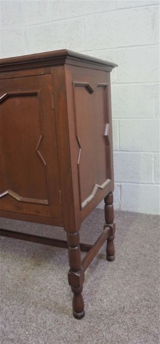 A modern beech dresser, 20th century, with three drawers and two cabinet doors, 100cm high, 188cm - Bild 2 aus 17