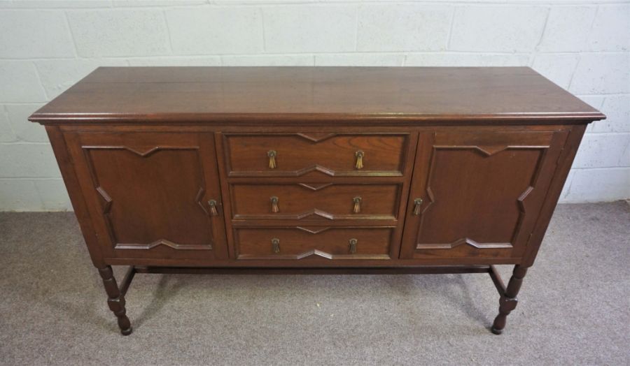 A modern beech dresser, 20th century, with three drawers and two cabinet doors, 100cm high, 188cm - Bild 8 aus 17