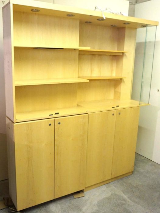 A large modular cherry veneered shop display cabinet, with glazed top, shelving and a base with - Bild 4 aus 7