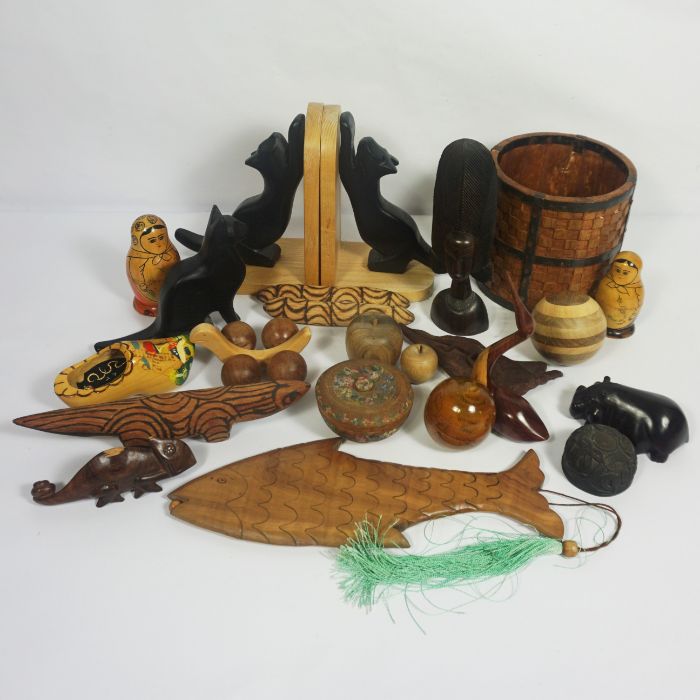 A collection of assorted wooden novelty items, including cat bookends, a carved hardwood bowl, - Image 4 of 8