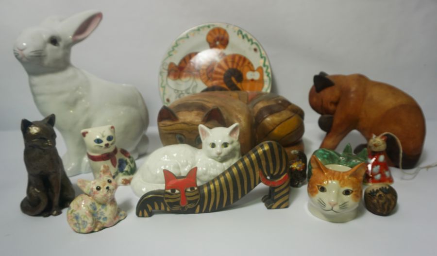 A quantity of assorted novelty china, including a large hen, a rabbit and penguin (a lot) - Image 4 of 10