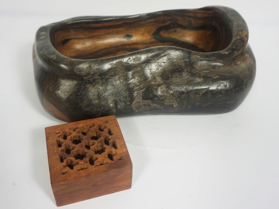 A collection of assorted wooden novelty items, including cat bookends, a carved hardwood bowl, - Image 8 of 8