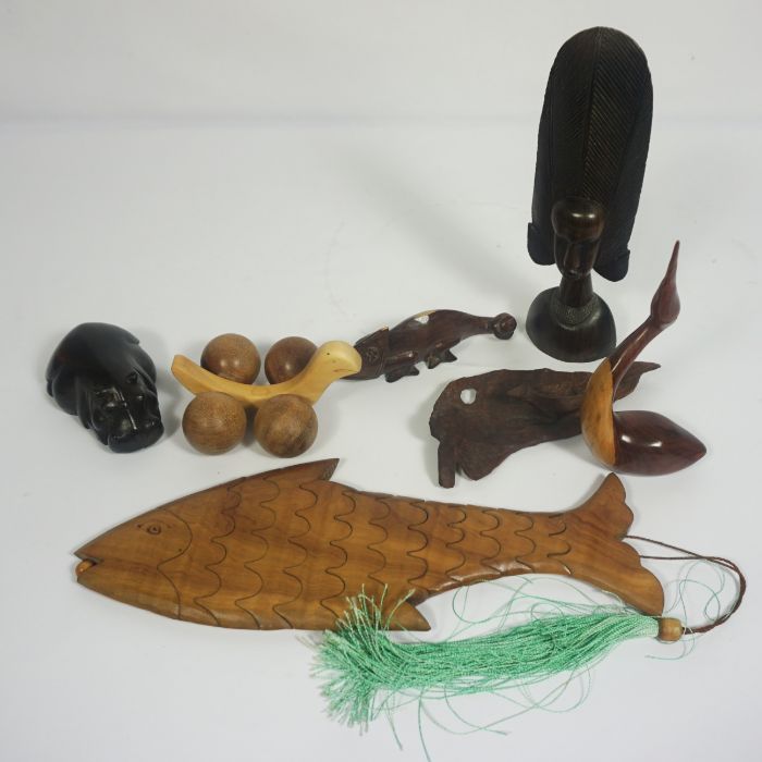 A collection of assorted wooden novelty items, including cat bookends, a carved hardwood bowl, - Image 6 of 8