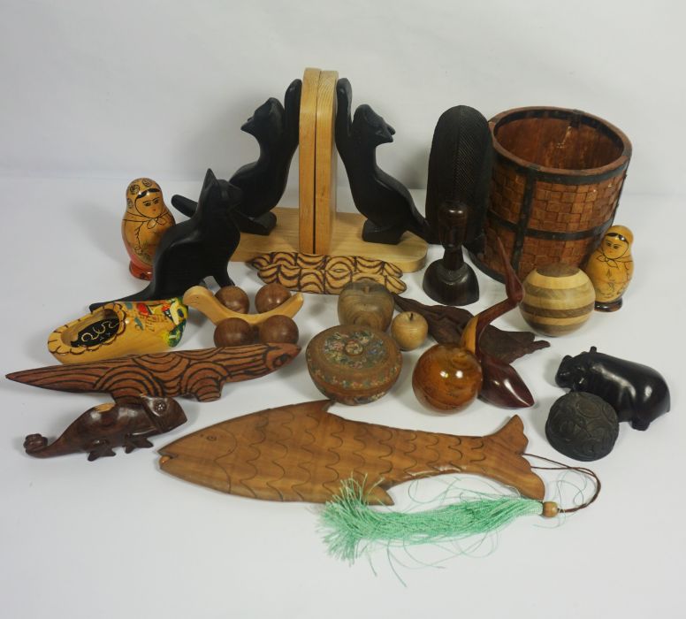 A collection of assorted wooden novelty items, including cat bookends, a carved hardwood bowl, - Image 3 of 8