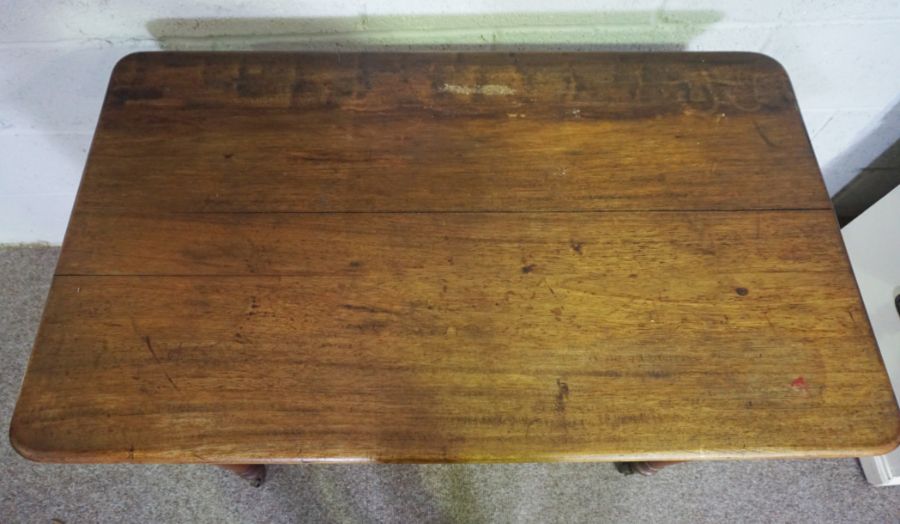 A vintage painted pine blanket chest, 100cm long; together with a small side table (2) - Image 6 of 6