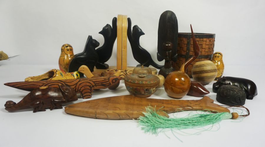 A collection of assorted wooden novelty items, including cat bookends, a carved hardwood bowl, - Image 5 of 8