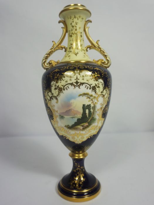 A pair of Coalport porcelain companion vases, each decorated with a lakeside view on a Royal blue - Image 5 of 6