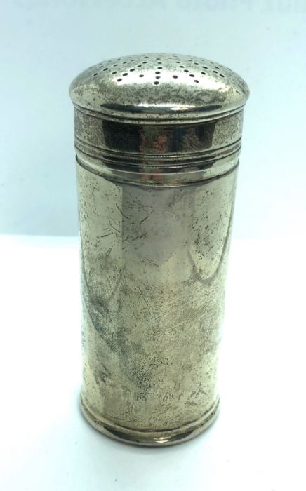 A George III silver pounce pot, hallmarks indistinct, of cylindrical form with pierced lid, 11cm - Image 6 of 13