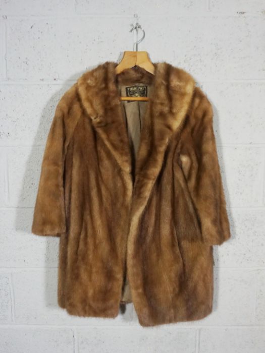 A vintage ladies fur coat and another similar (2) - Image 5 of 5