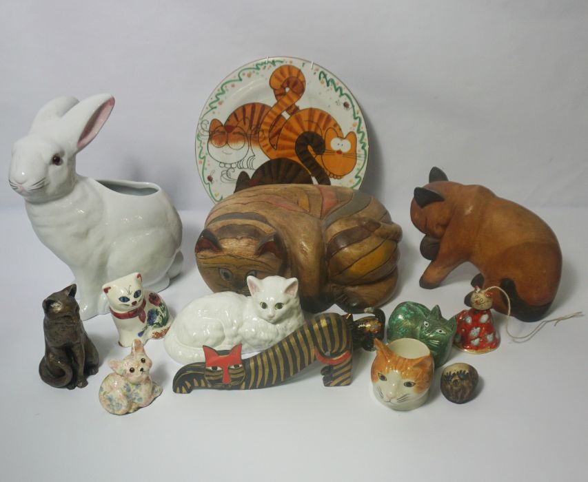 A quantity of assorted novelty china, including a large hen, a rabbit and penguin (a lot) - Image 3 of 10
