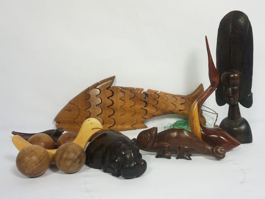 A collection of assorted wooden novelty items, including cat bookends, a carved hardwood bowl, - Image 7 of 8