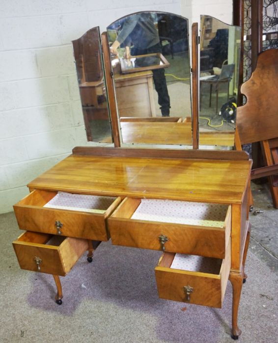 An Edwardian walnut dressing table, circa 1901, with an oval hinged mirror and arrangement of - Image 4 of 4