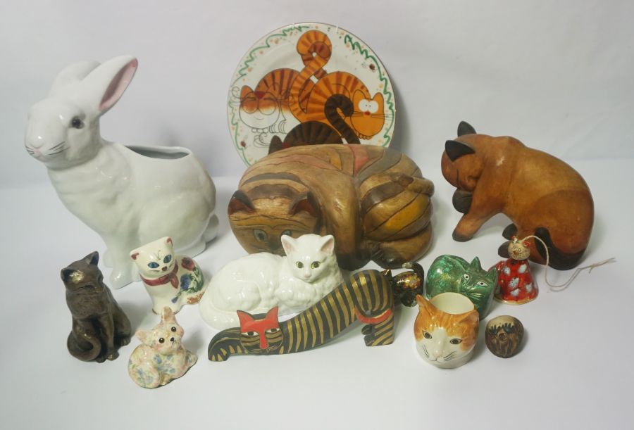 A quantity of assorted novelty china, including a large hen, a rabbit and penguin (a lot) - Image 2 of 10