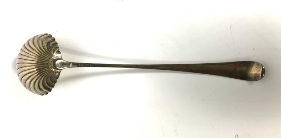 A George III silver soup ladle, hallmarked London 1780, TW?, with scalloped bowl, 35cm long, 175g - Image 4 of 5