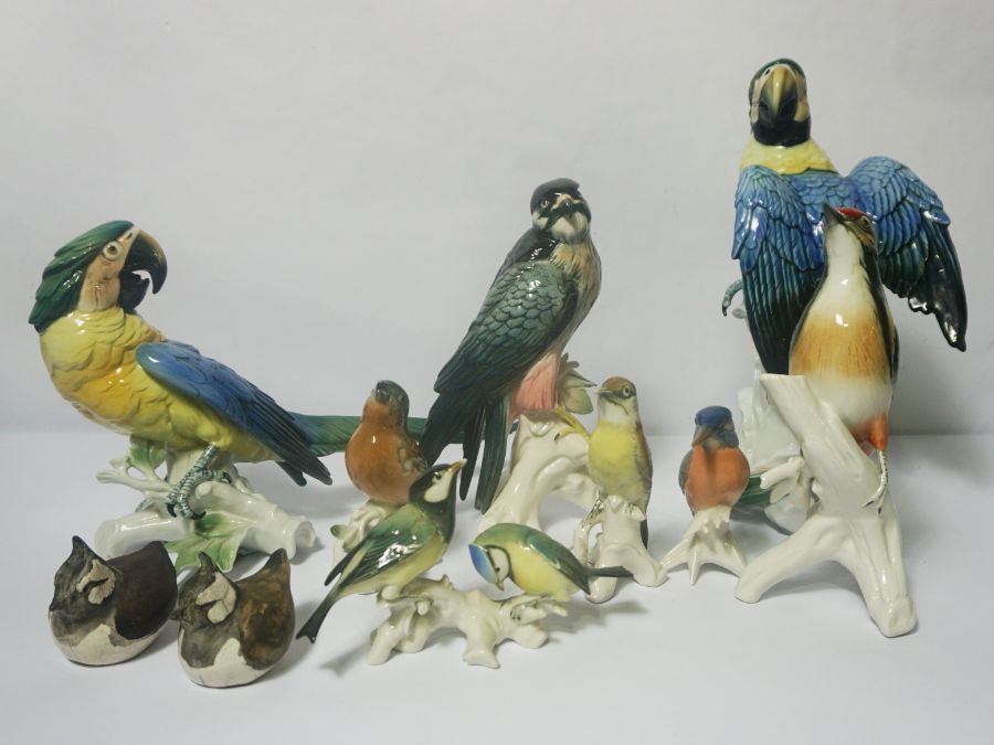 A group of porcelain figures of birds, including a pair of Macaw parrots, a peregrine falcon and a - Image 2 of 4