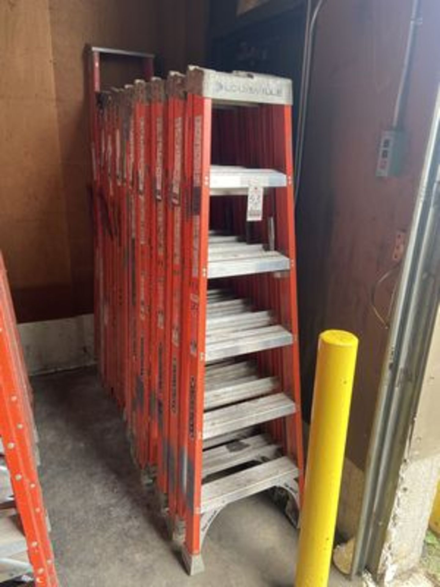 LOUISVILLE 6' FIBERGLASS STEPLADDER