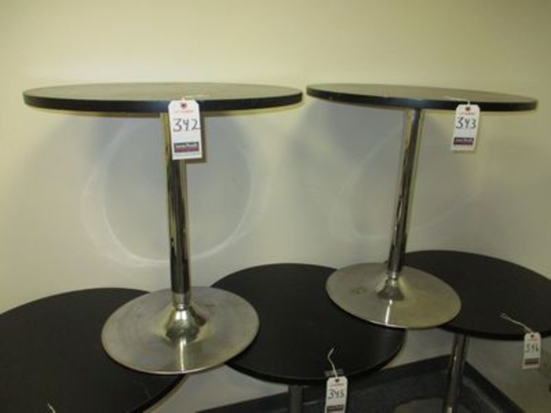 CHROME PED. 30" DIA. FORM. TOP TABLE