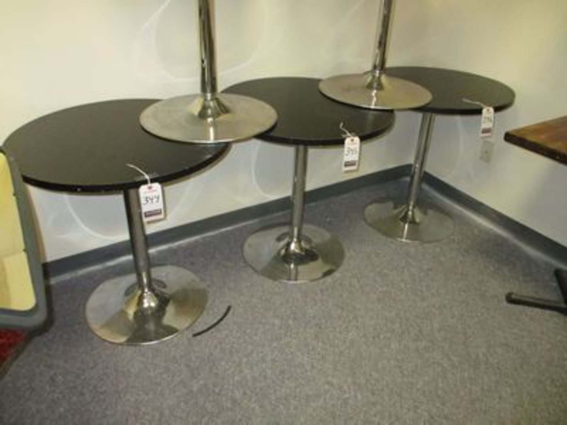CHROME PED. 30" DIA. FORM. TOP TABLE