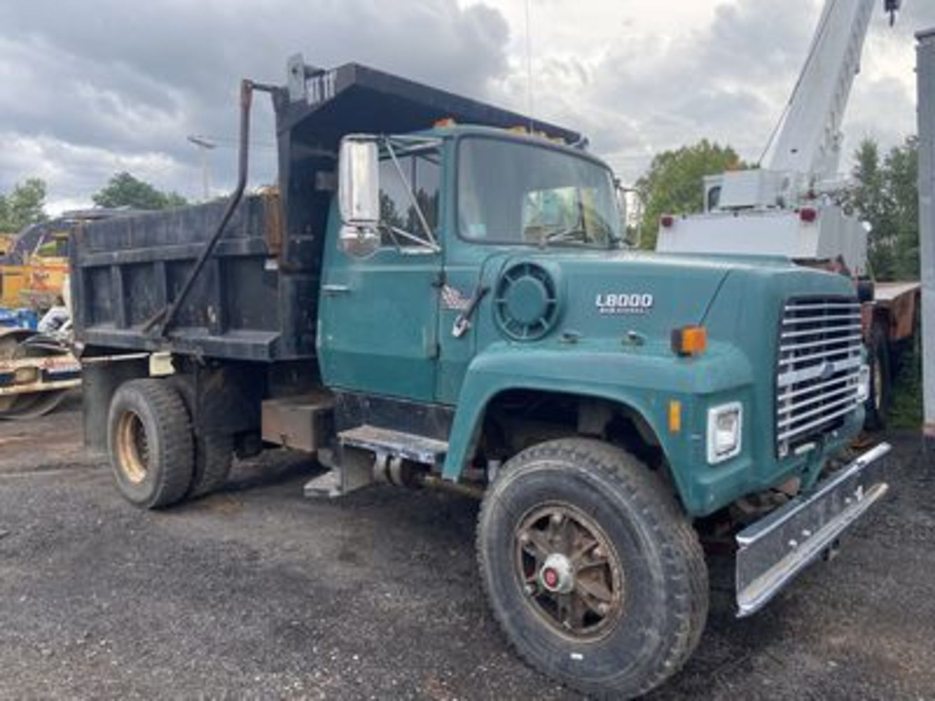 1989 FORD L8000 DUMP TRUCK, DIESEL ENGINE, AUTOMATIC TRANSMISSION, CHELSEA PTO, AIR BRAKES, S/A,