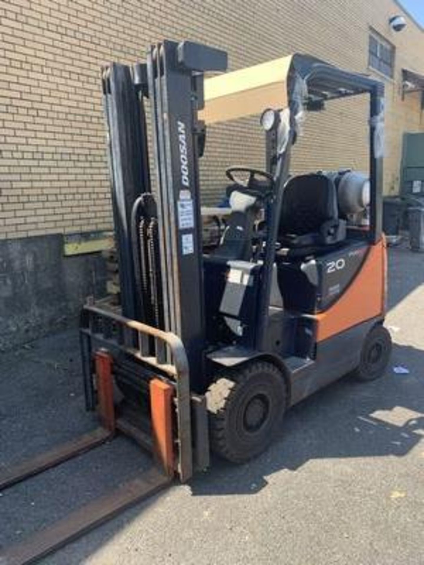 DOOSAN LP FORKLIFT TRUCK, 3,500# CAP., 187" LIFT HT., SIDE SHIFTER, SOLID TIRES, ROPS, M/N PRO520,